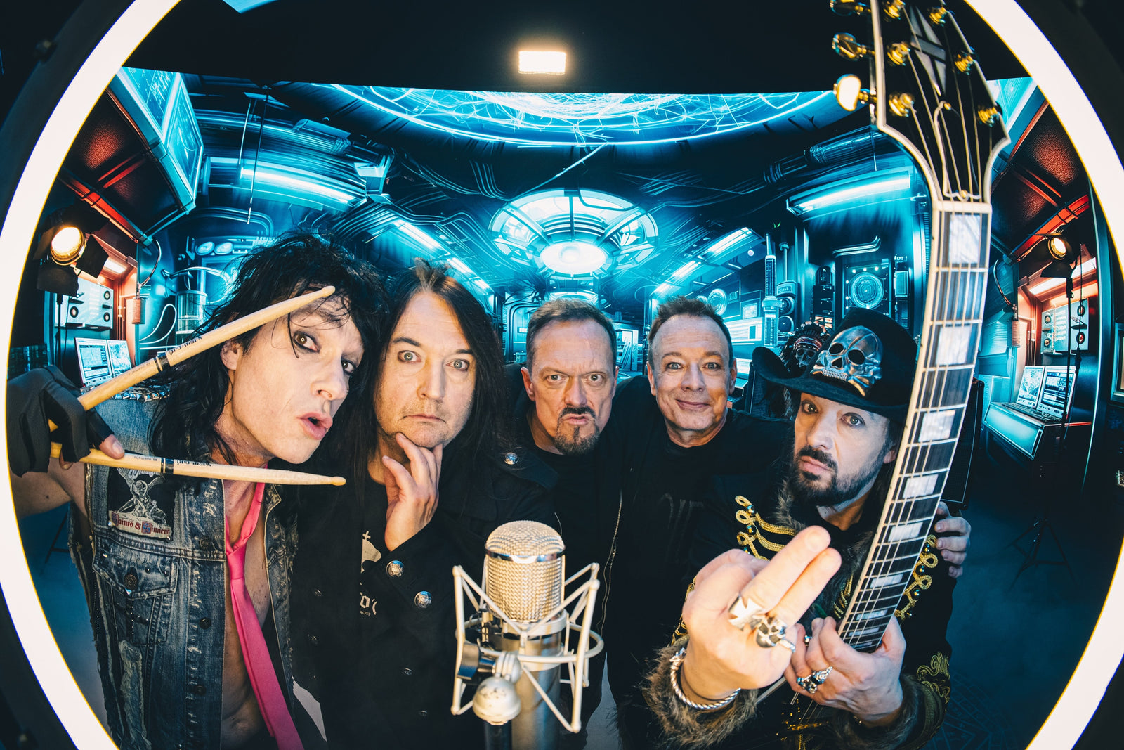 LUCIE UVÁDÍ VIDEOKLIPY K NOVÝM SINGLŮM A VYDÁVÁ LIMITOVANÝ VINYL