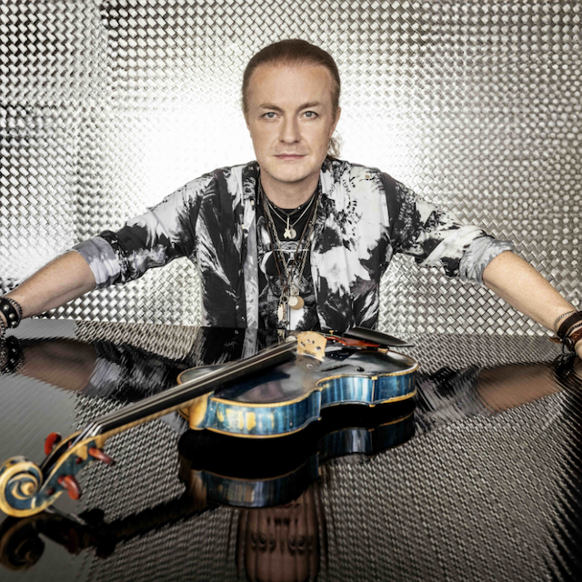 Houslista PAVEL ŠPORCL vydává nové album REBEL WITH THE BLUE VIOLIN